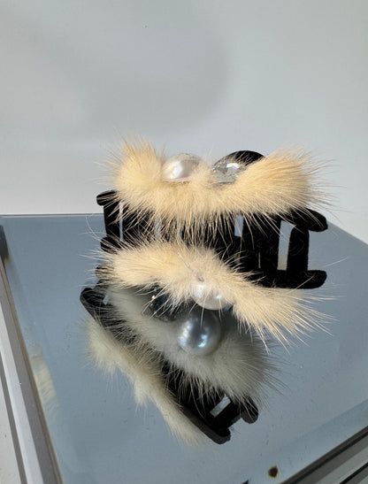 İTHAL KREM TÜY DETAYLI KADİFE MANDAL TOKA