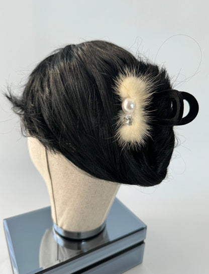 İTHAL KREM TÜY DETAYLI KADİFE MANDAL TOKA