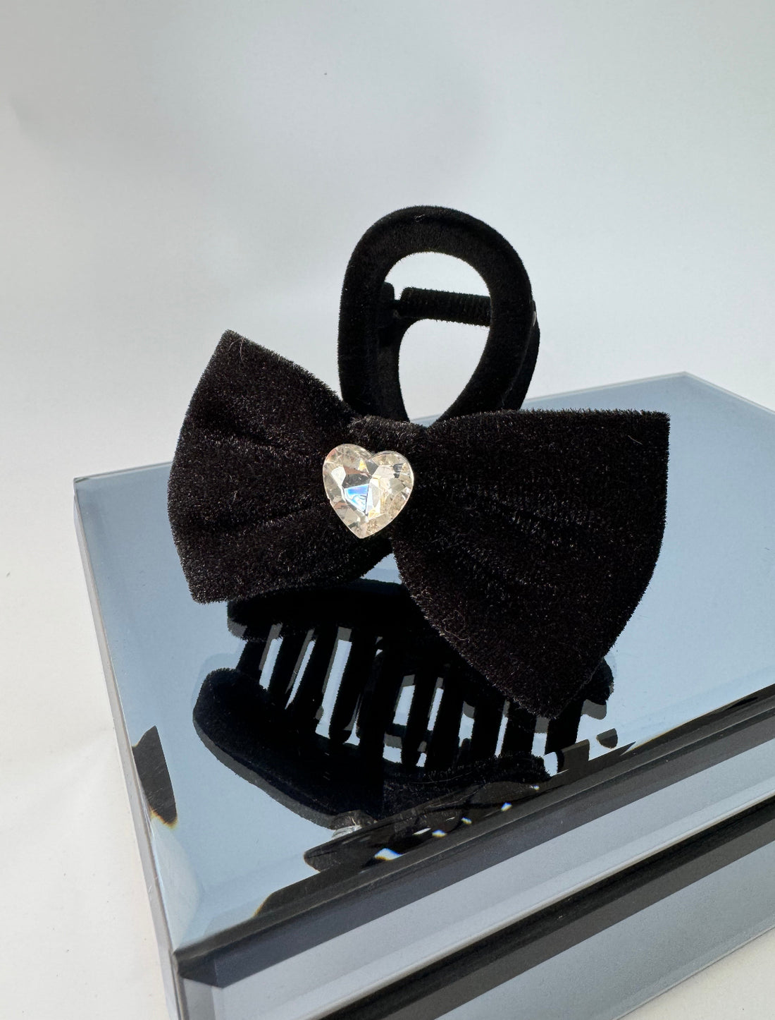 İTHAL SİYAH FİYONK KADİFE KALP DETAYLI MANDAL TOKA