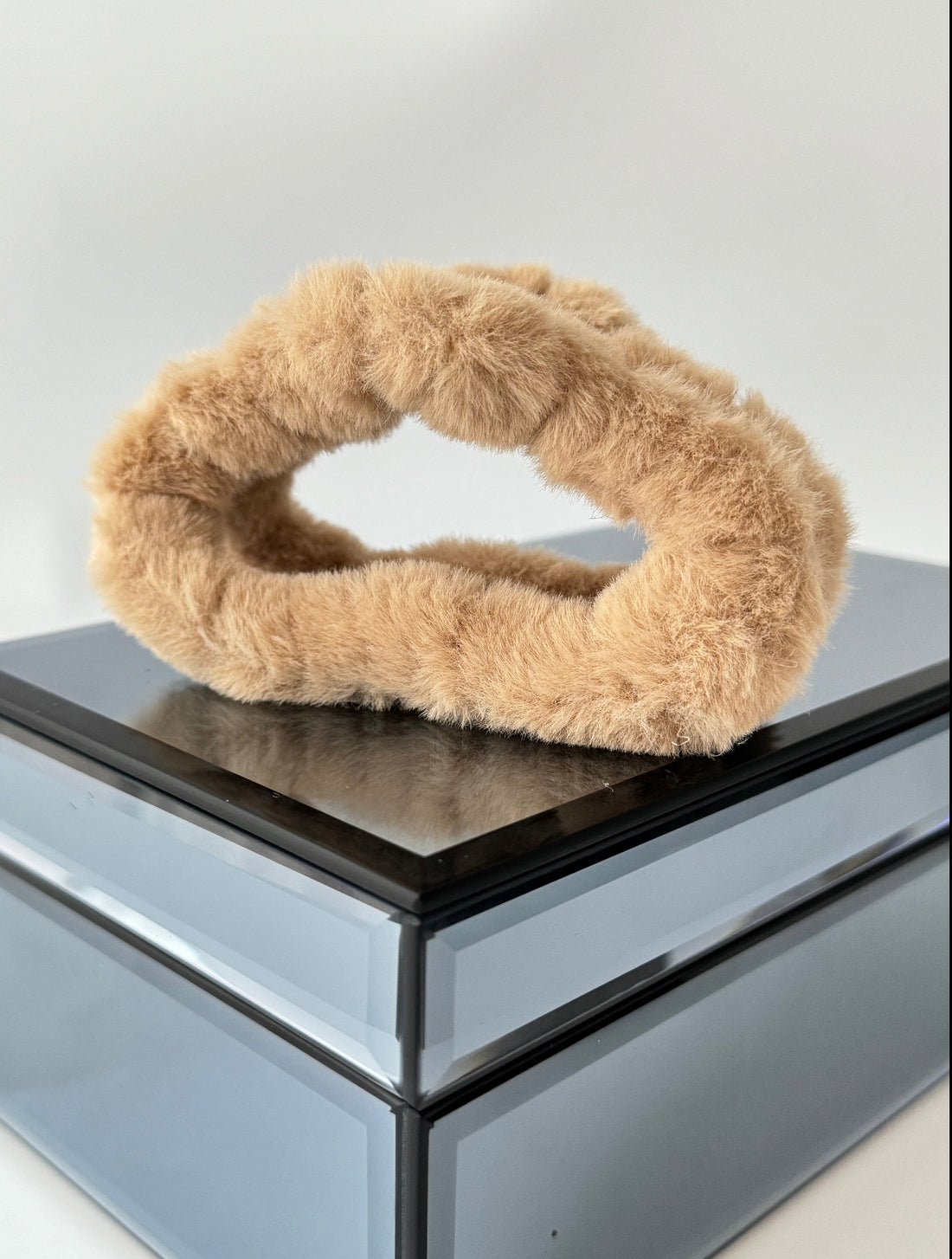 İTHAL DEVE TÜYÜ RENGİ AMORF PELUŞ MANDAL TOKA