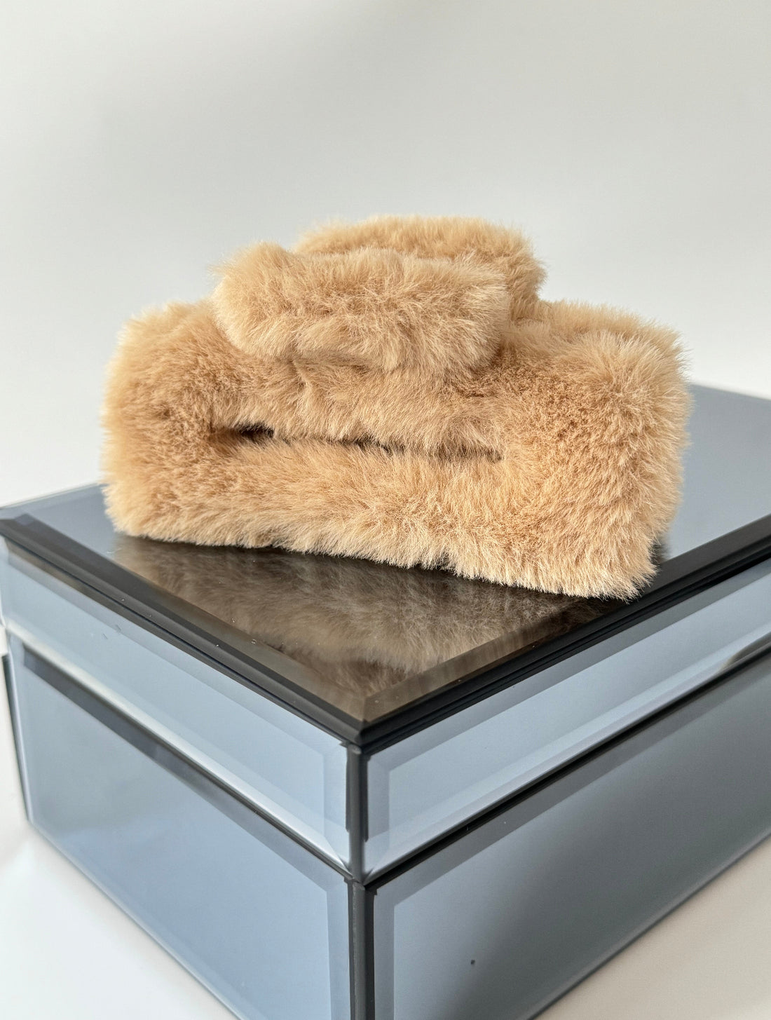 İTHAL DEVE TÜYÜ RENGİ DİKDÖRTGEN ORTA BOY PELUŞ MANDAL TOKA