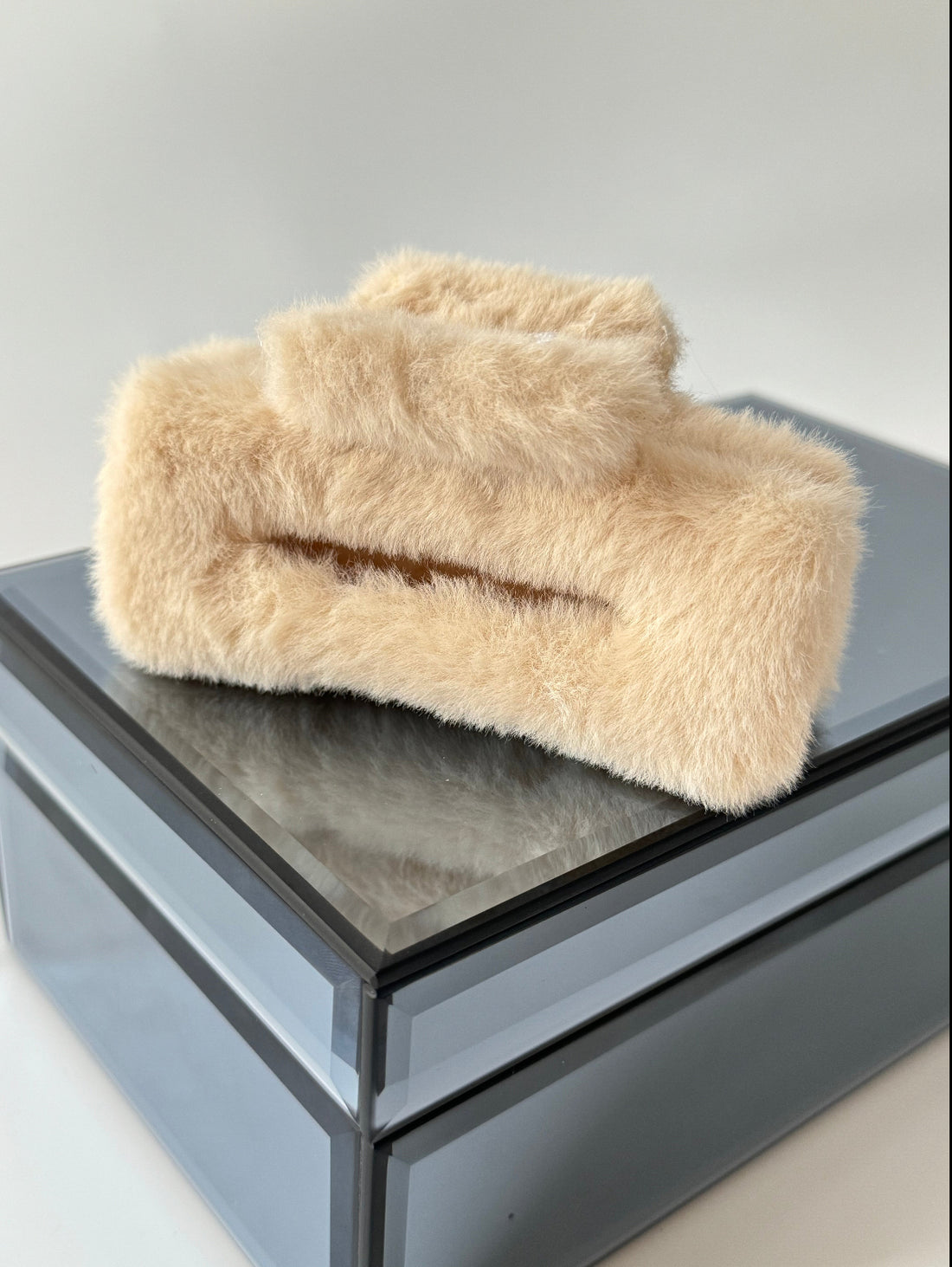 İTHAL KREM DİKDÖRTGEN ORTA BOY PELUŞ MANDAL TOKA