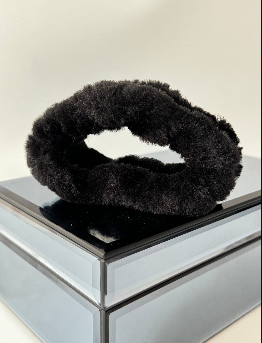 İTHAL SİYAH AMORF PELUŞ MANDAL TOKA