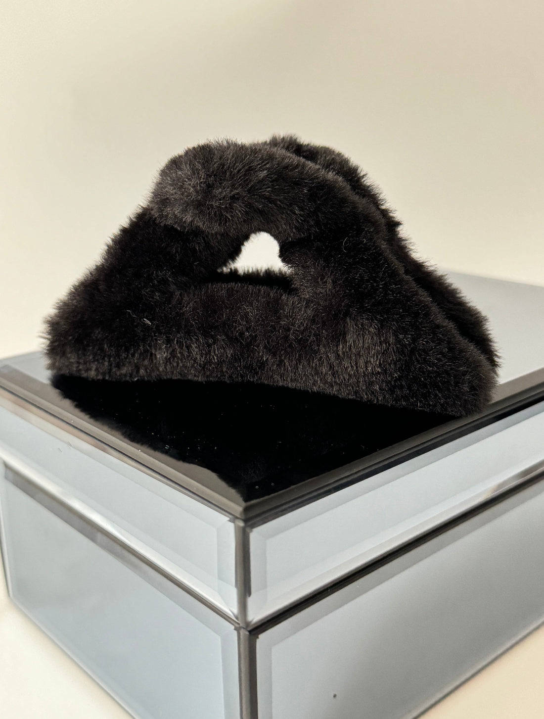 İTHAL SİYAH ÜÇGEN PELUŞ MANDAL TOKA