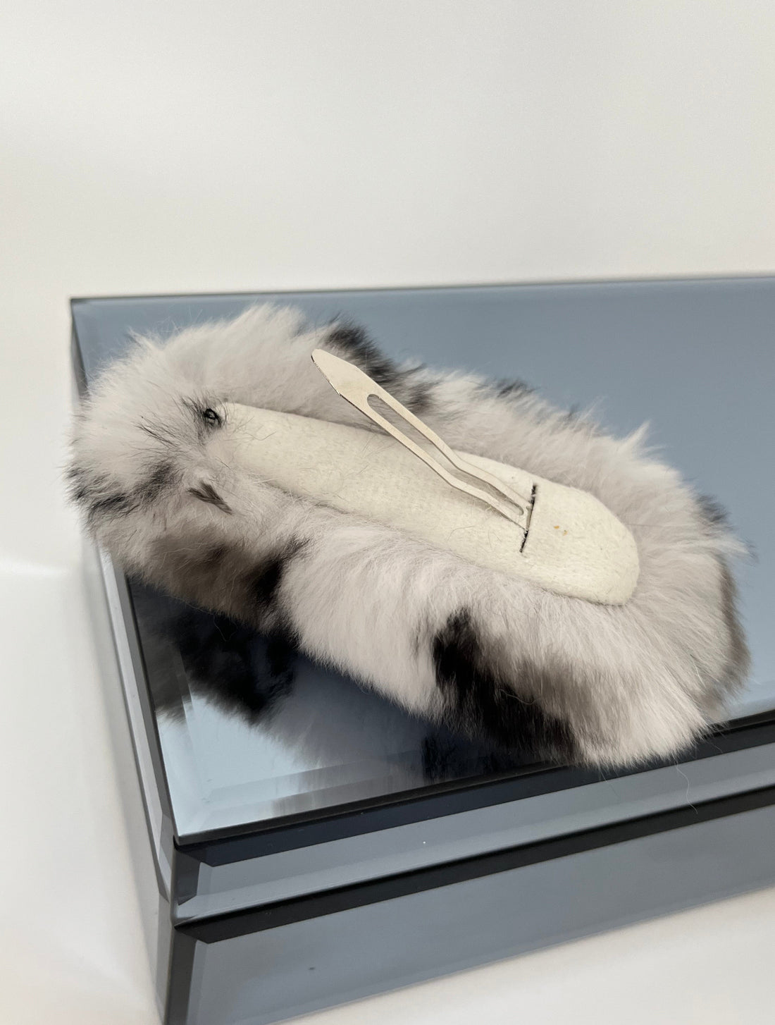 İTHAL TAVŞAN TÜYLÜ KOYU GRİ LEAOPARLI PELUŞ ÇITÇIT TOKA