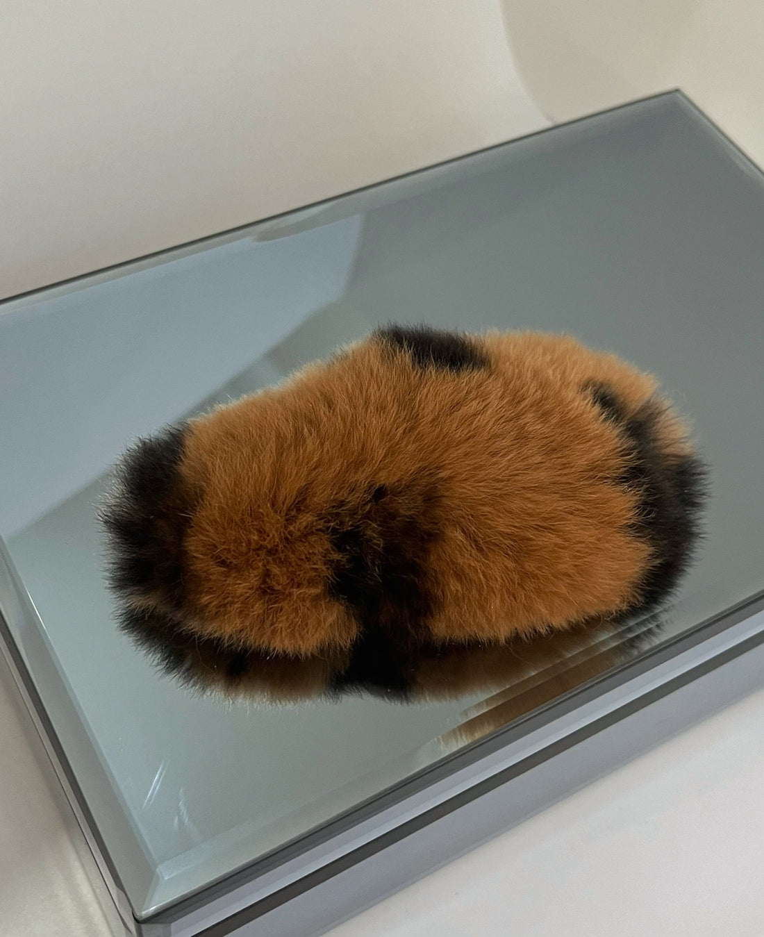 İTHAL TAVŞAN TÜYLÜ KOYU KAHVERENGİ LEAOPARLI PELUŞ ÇITÇIT TOKA