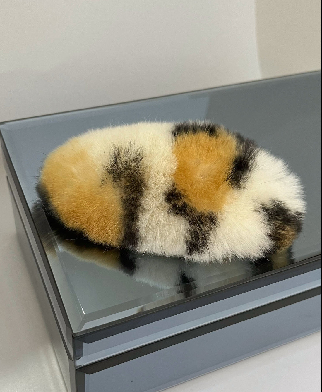 İTHAL TAVŞAN TÜYLÜ KREM LEOPARLI PELUŞ ÇITÇIT TOKA