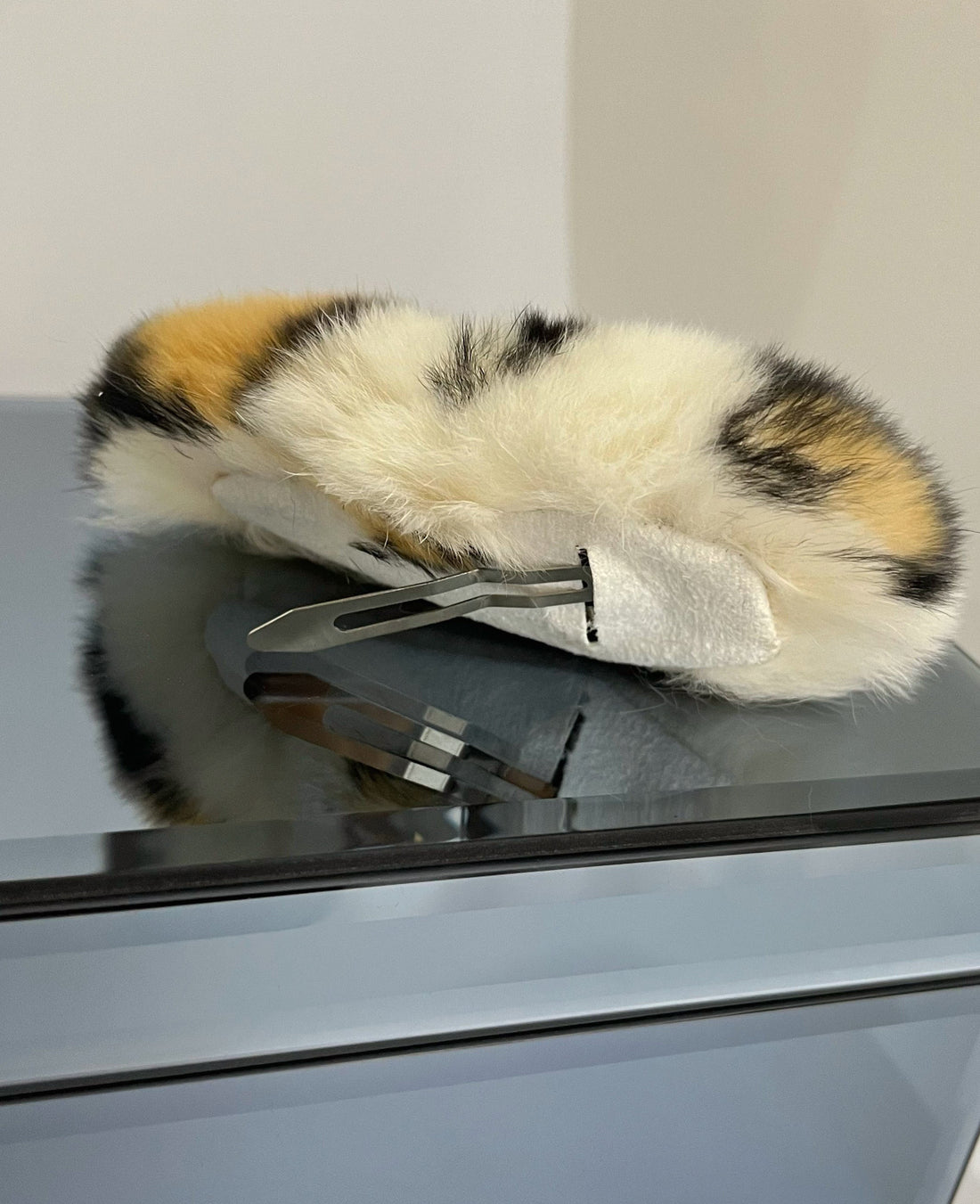 İTHAL TAVŞAN TÜYLÜ KREM LEOPARLI PELUŞ ÇITÇIT TOKA