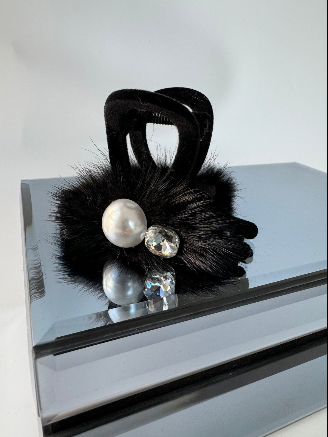 İTHAL SİYAH TÜY DETAYLI KADİFE MANDAL TOKA