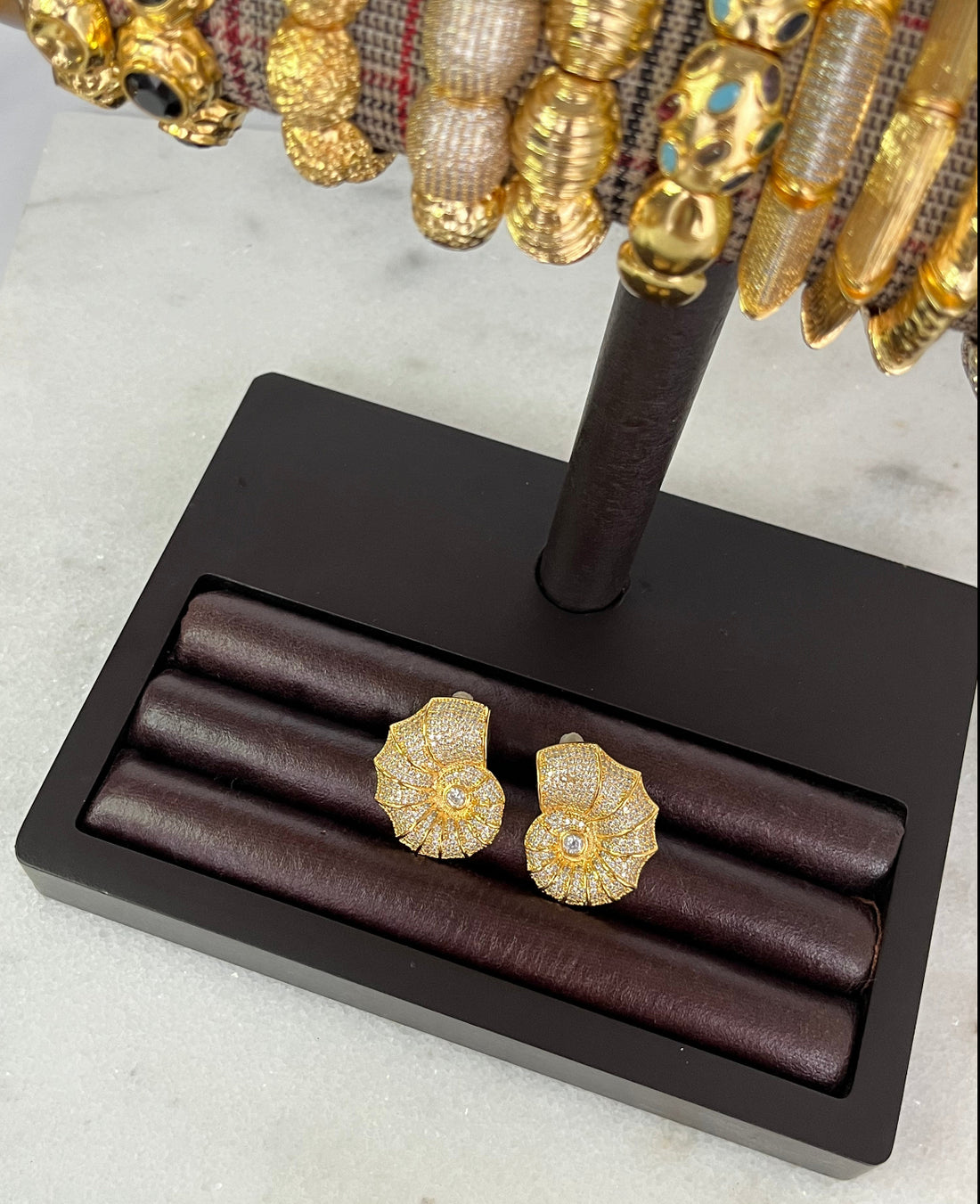 TAŞLI DENİZ KABUĞU DESENLİ ALTIN KAPLAMA KÜPE