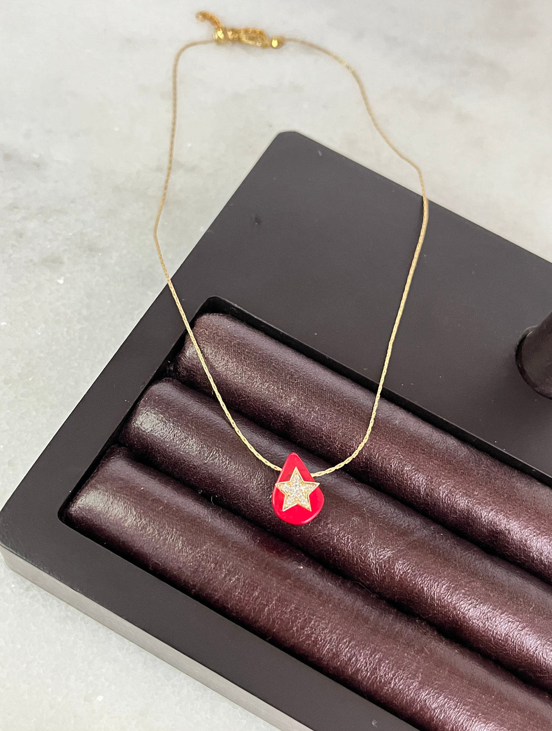 ZUNA YILDIZ DETAYLI MERCAN DOĞAL TAŞLI ALTIN KAPLAMALI KOLYE