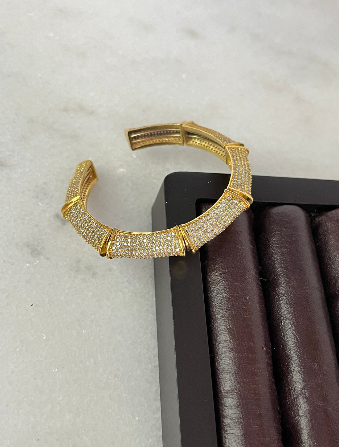 MİHRİ TAŞLIALTIN KAPLAMAAYARLANABİLİR GOLD KELEPÇE BİLEKLİK