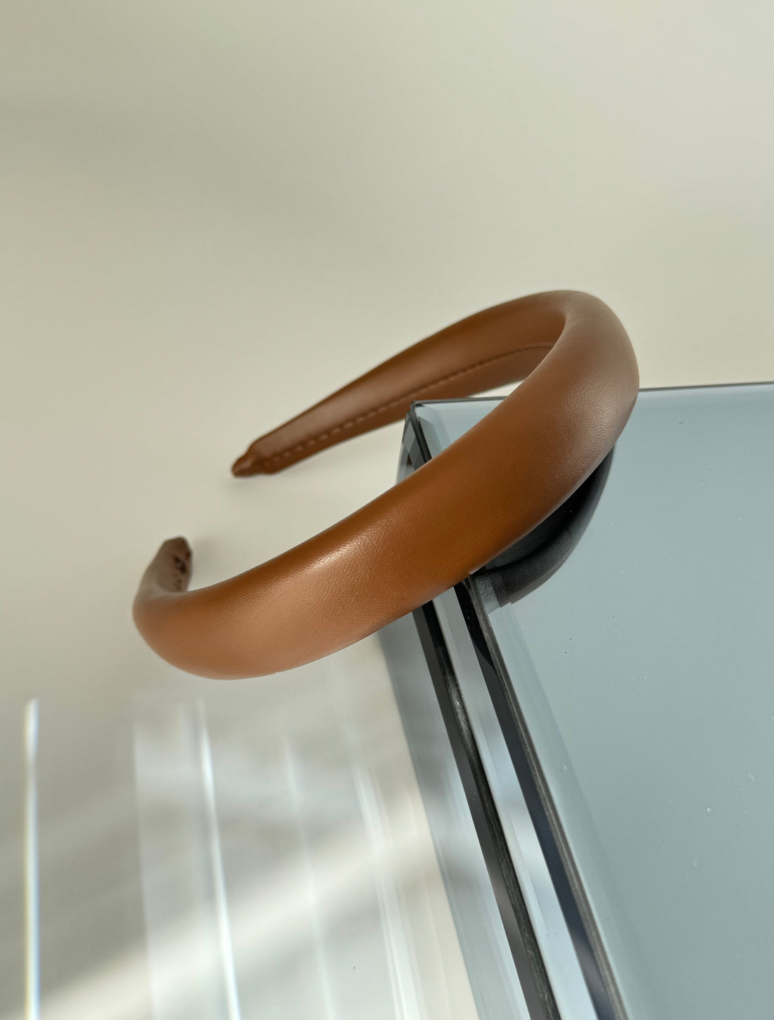 KİYA KAHVERENGİ DERİ İNCE TAÇ