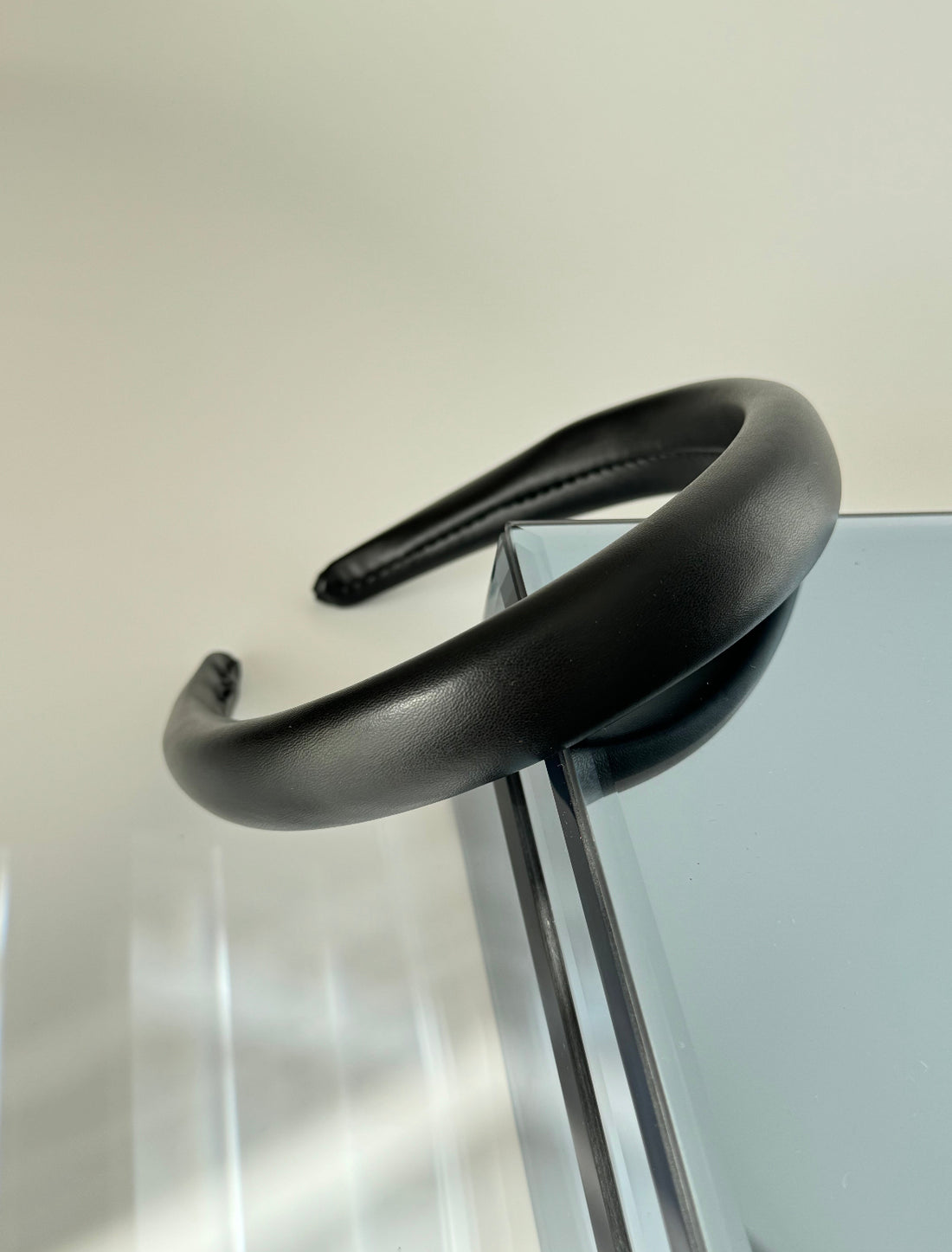 KİYA SİYAH DERİ İNCE TAÇ