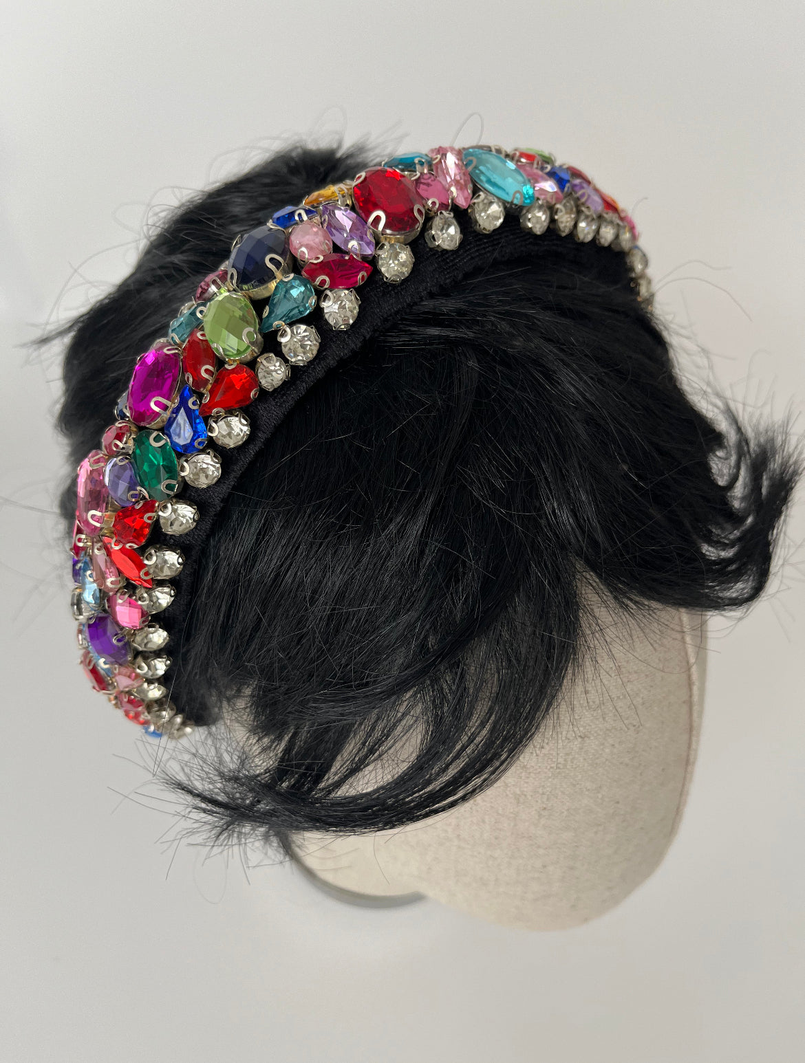 MAHNAZ İTHAL BOMBELİ RENKLİ TAŞLI TAÇ