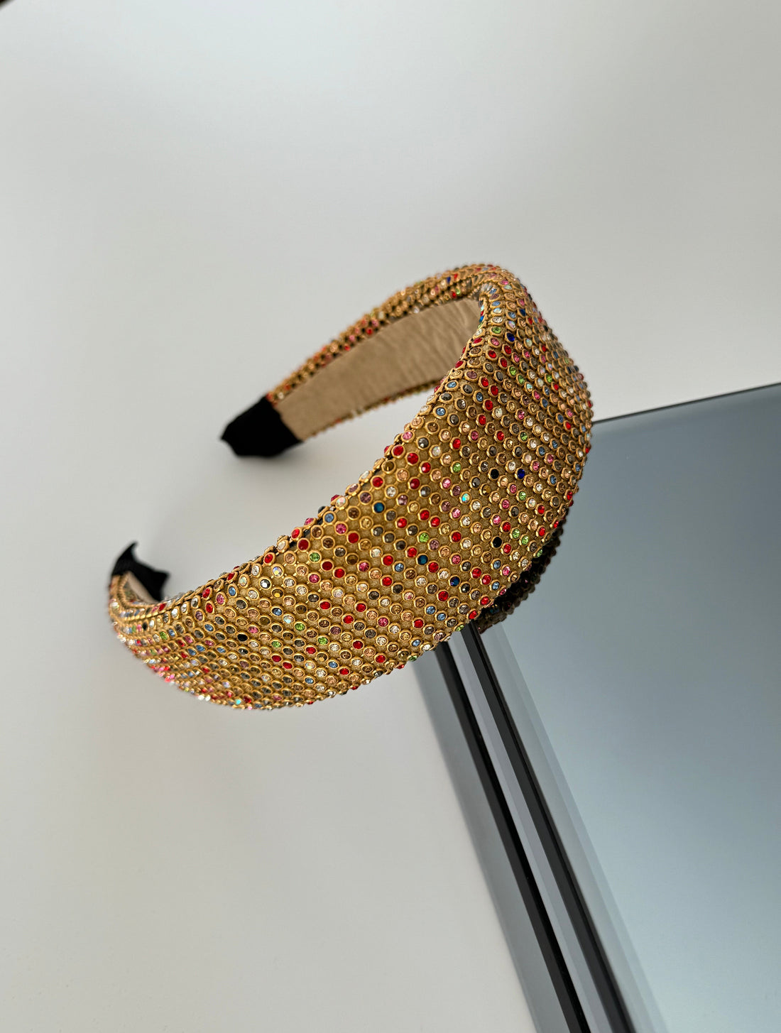 ROSA İTHAL GOLD RENKLİ TAŞLI KALIN TAÇ