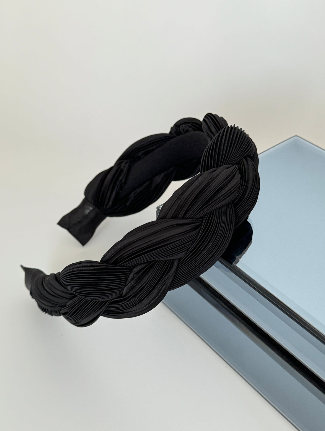 MİŞA İTHAL SİYAH PİLİSE ÖRGÜLÜ TAÇ