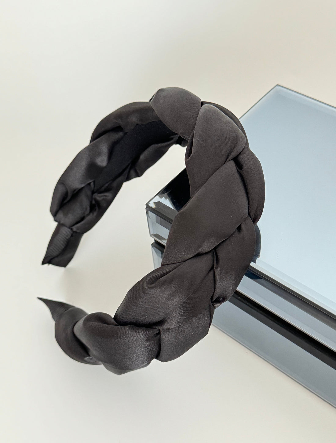 TENAY İTHAL SİYAH SATEN ÖRGÜ TAÇ