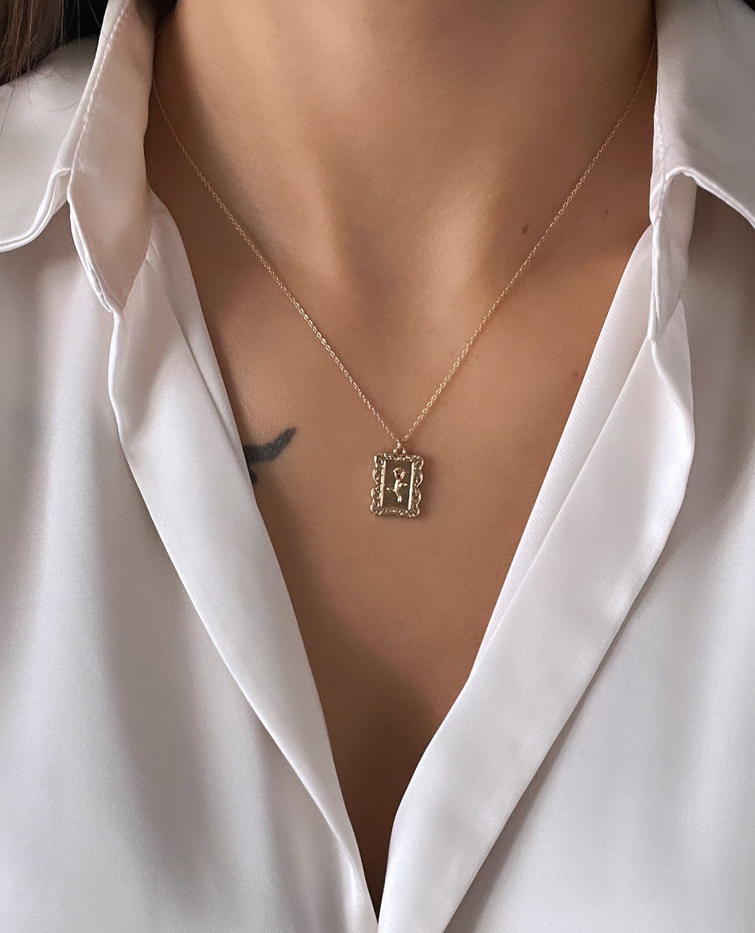 GÜL DETAYLI ÇERÇEVE GOLD ÇELİK KOLYE