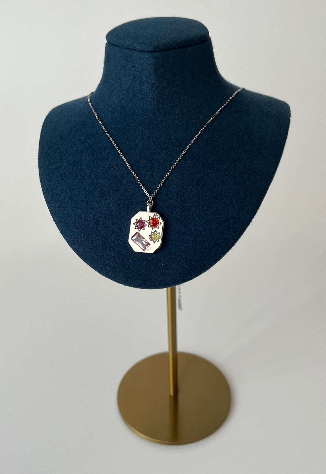 RENKLİ TAŞLI SİLVER ÇELİK PLAKA KOLYE