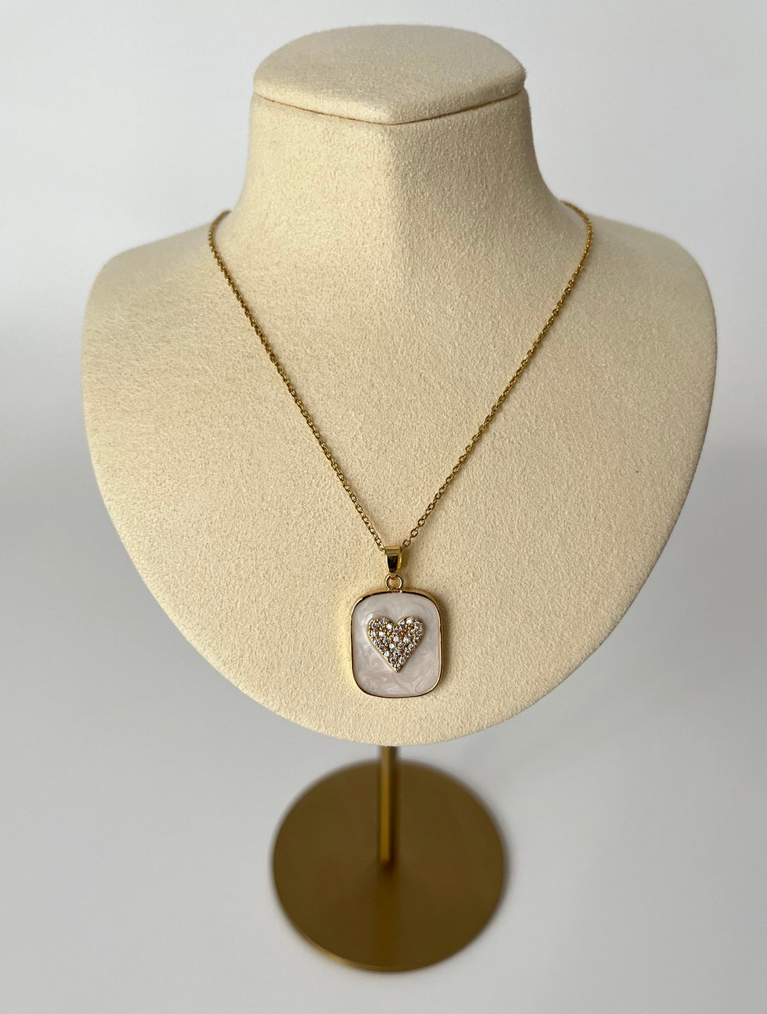BEYAZ MİNELİ KALP DETAYLI GOLD ÇELİK KOLYE