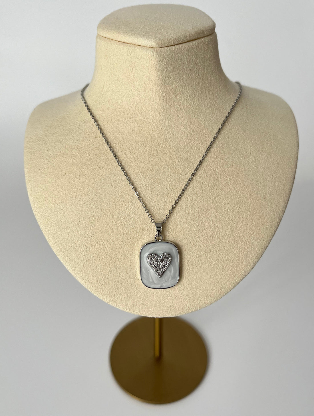 BEYAZ MİNELİ KALP DETAYLI SİLVER ÇELİK KOLYE