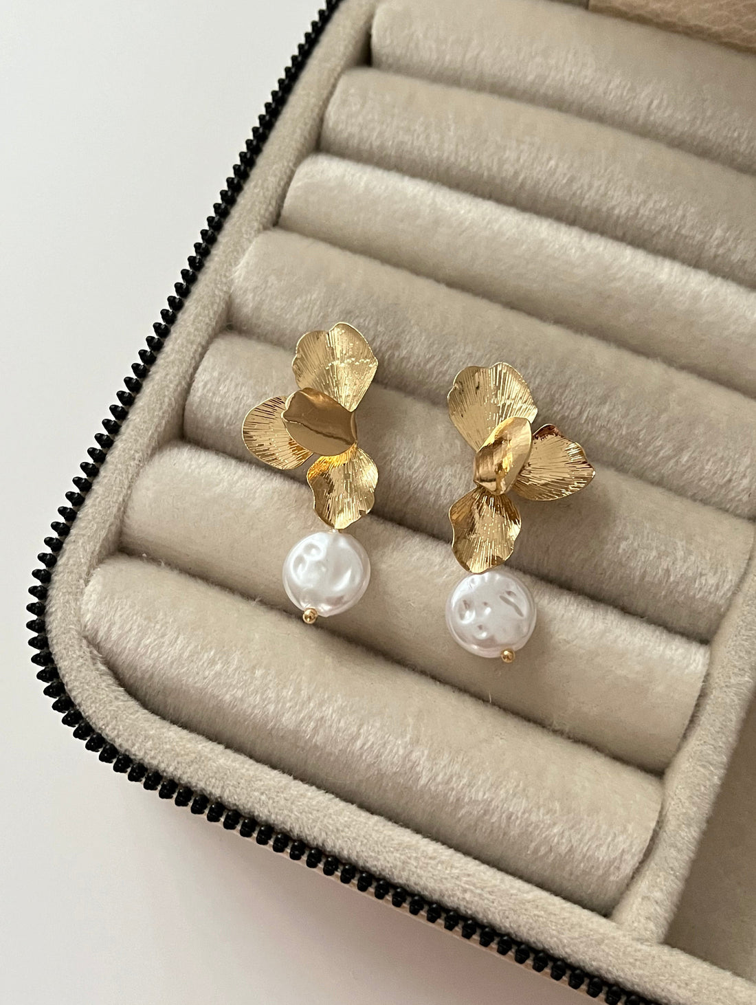 PERRAN İTHAL İNCİ DETAYLI GOLD ÇİÇEK KÜPE