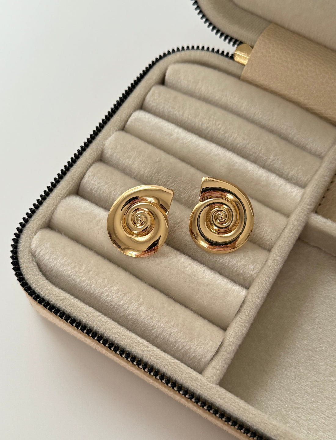 İTHAL SALYANGOZ DETAYLI GOLD KÜPE