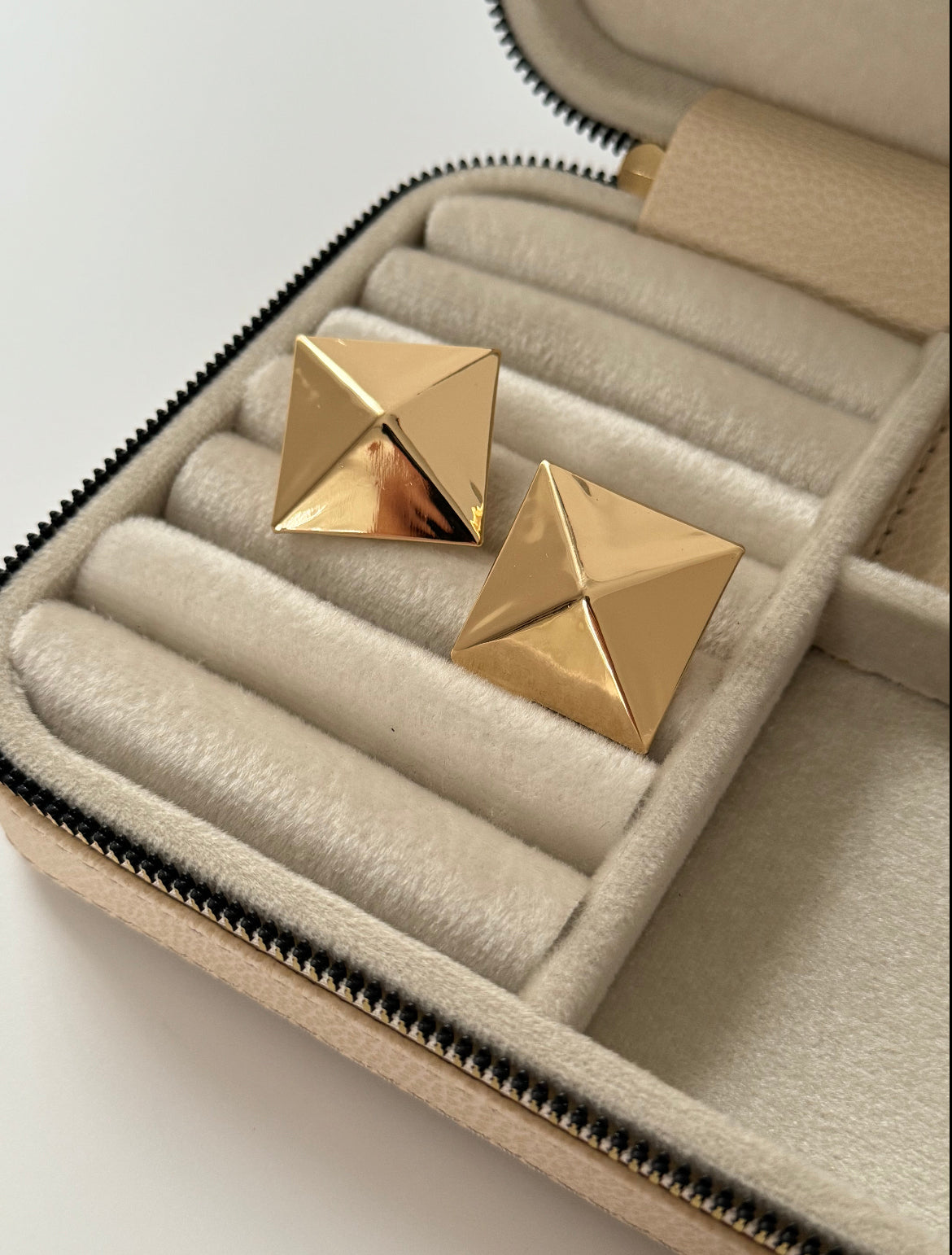 İTHAL PİRAMİT MODEL GOLD KÜPE