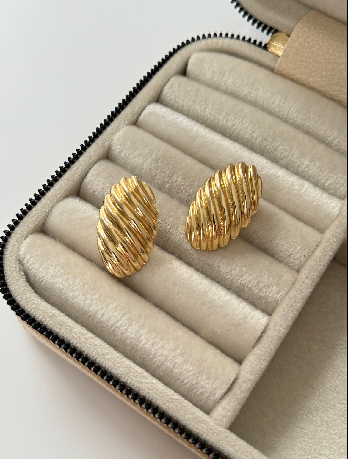 İTHAL MİDYE DESENLİ GOLD KÜPE