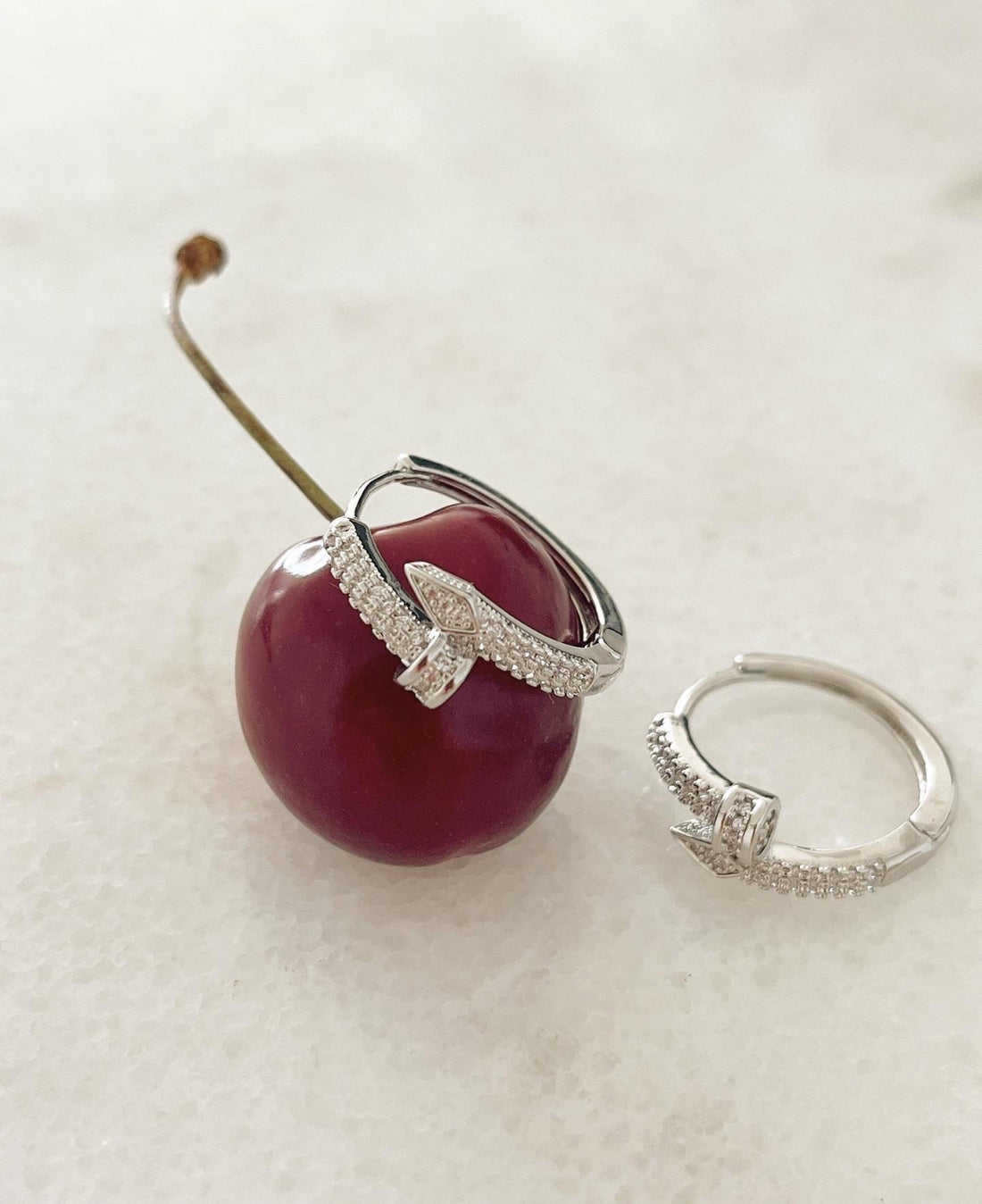 ÇİVİ DETAYLI İTHAL SİLVER HALKA KÜPE