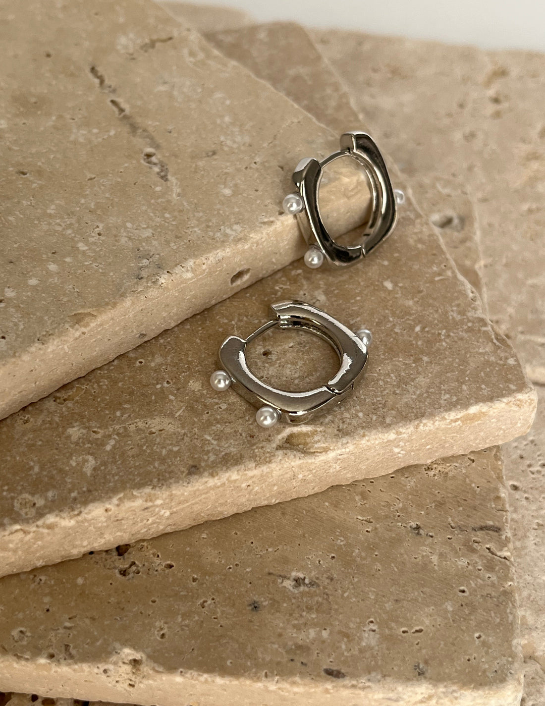 KARE İNCİ DETAYLI İTHAL SİLVER HALKA KÜPE