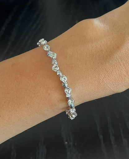 TAŞ DETAYLI YAYLI SİLVER KELEPÇE BİLEZİK