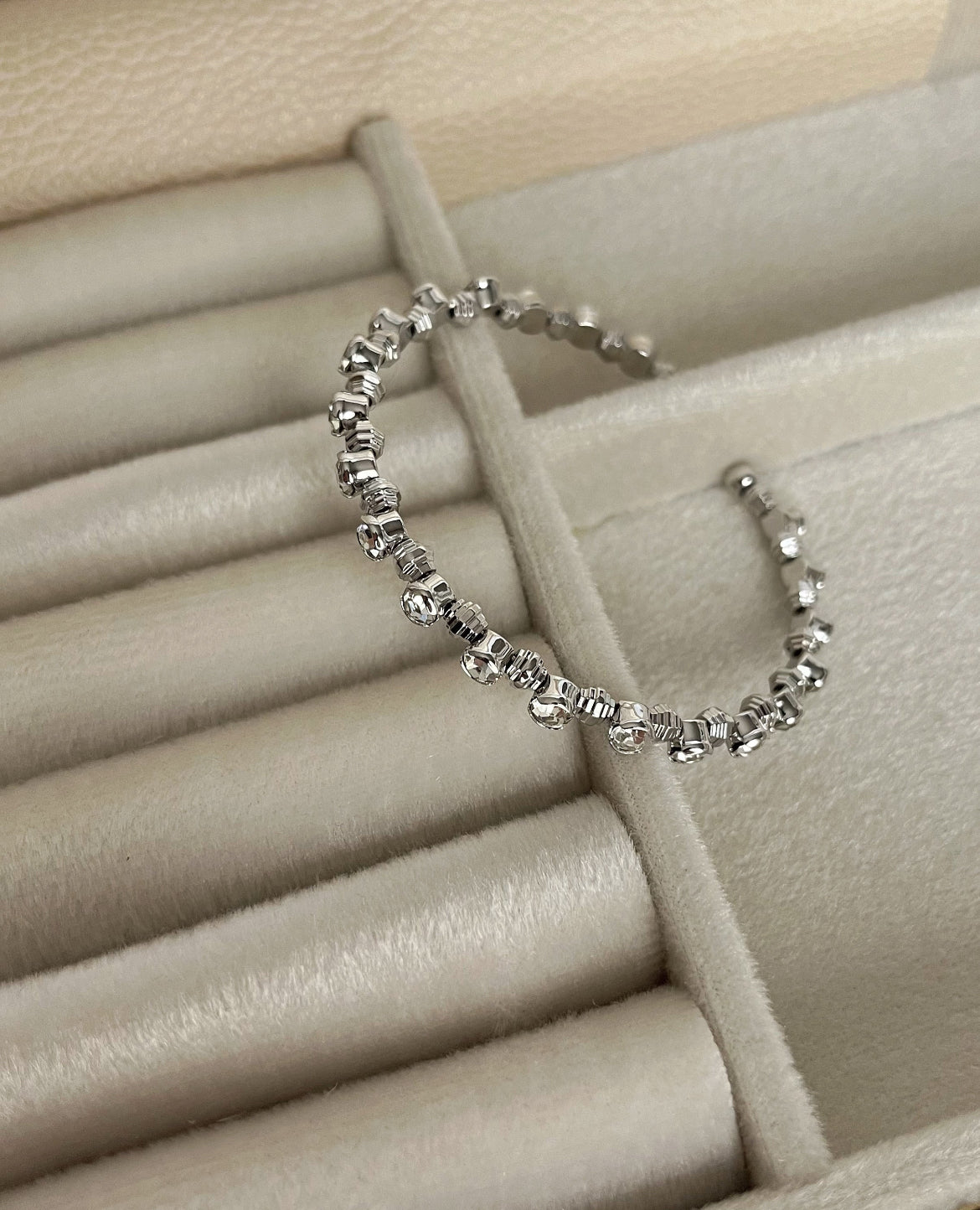 TAŞ DETAYLI YAYLI SİLVER KELEPÇE BİLEZİK