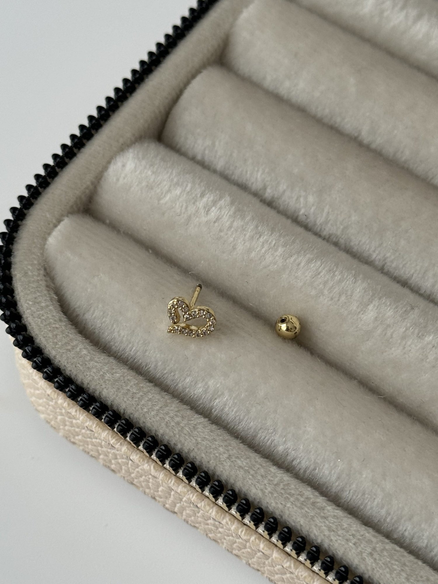 KALP TRAGUS PİERCİNG