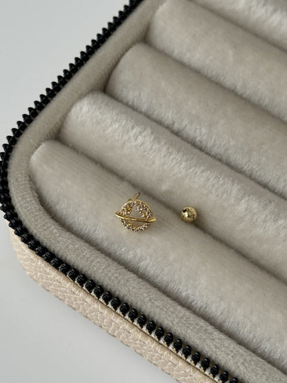 GEZEGEN DETAYLI TRAGUS PİERCİNG