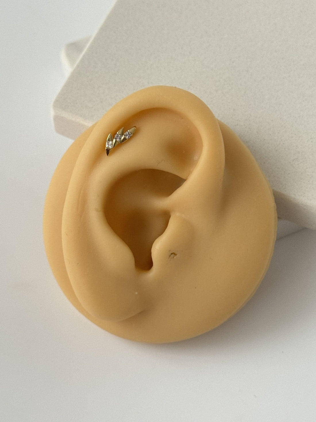 TAŞ DETAYLI TRAGUS PİERCİNG