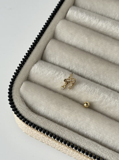 KANCA DETAYLI TRAGUS PİERCİNG