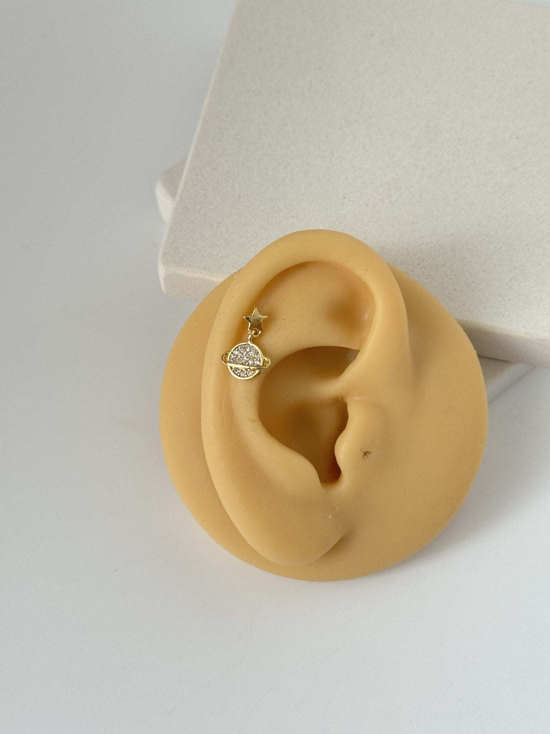 YILDIZ DETAYLI GEZEGEN TRAGUS PİERCİNG