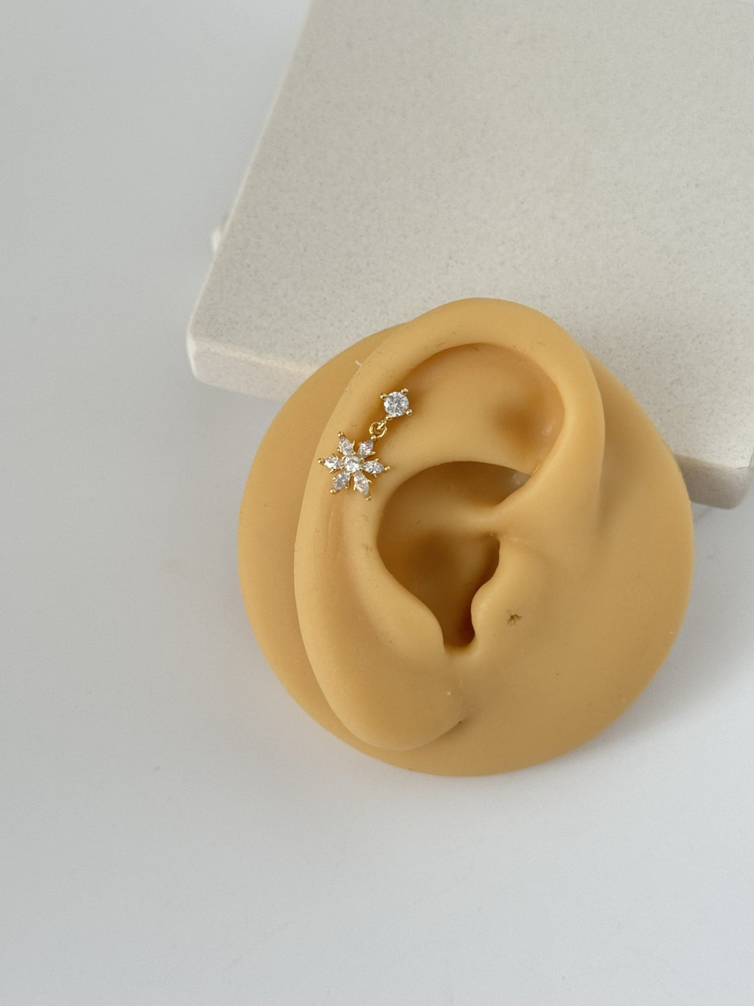 SALLANTILI ÇİÇEK TRAGUS PİERCİNG