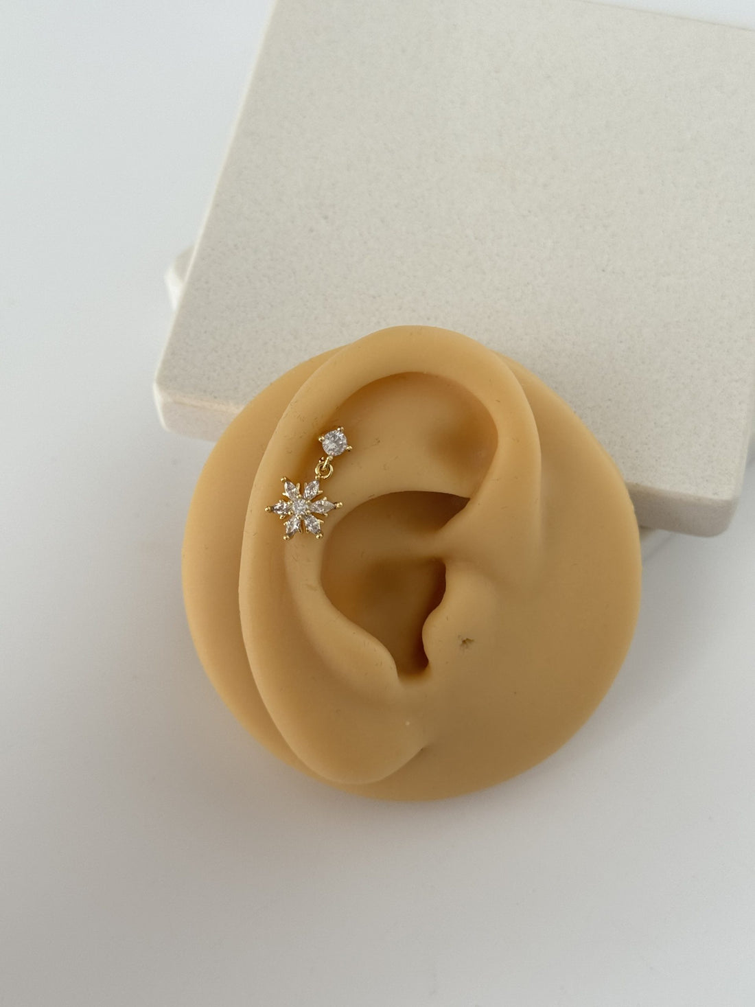 SALLANTILI ÇİÇEK TRAGUS PİERCİNG