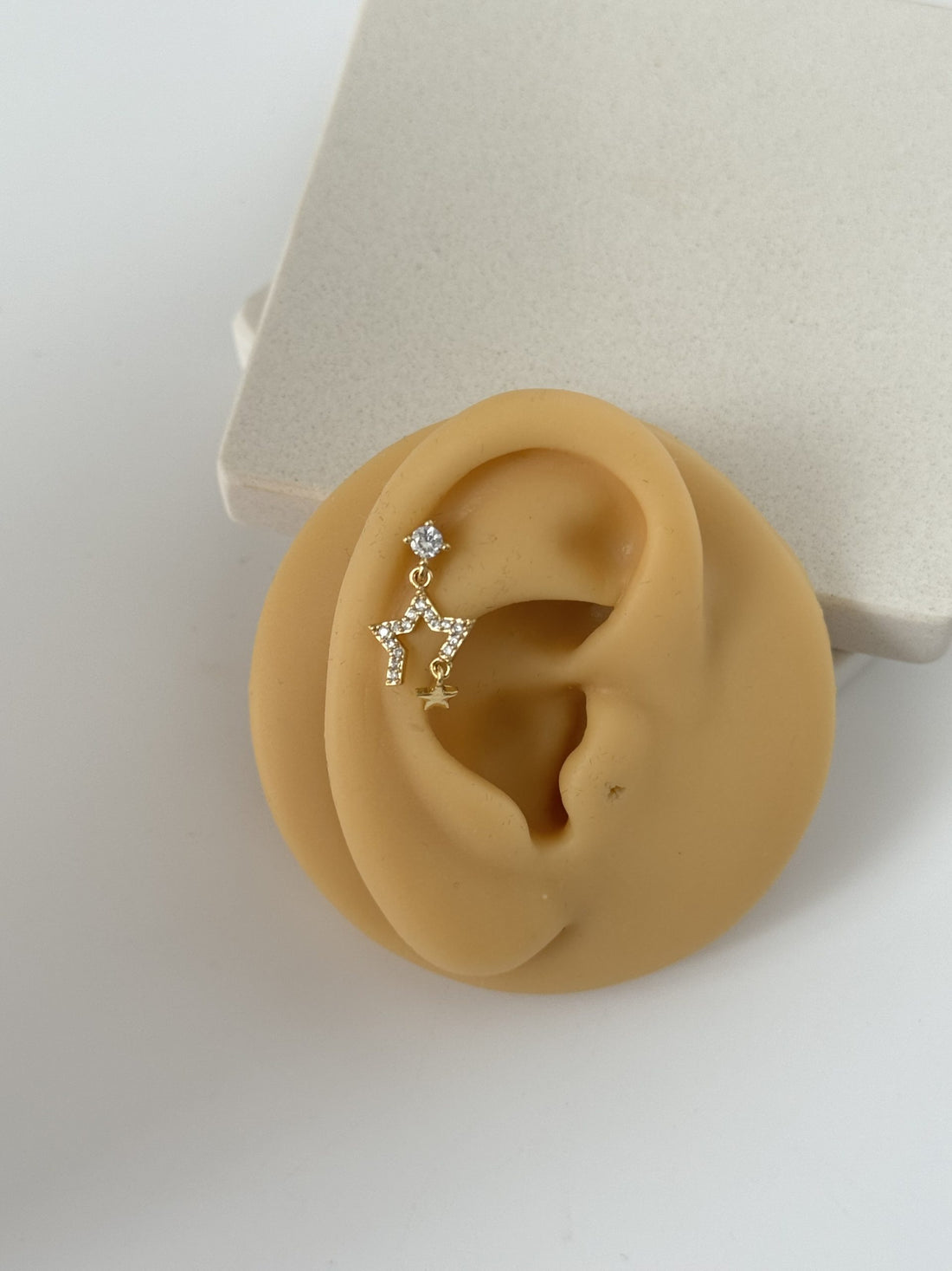 SALLANTILI YILDIZ DETAYLI TRAGUS PİERCİNG