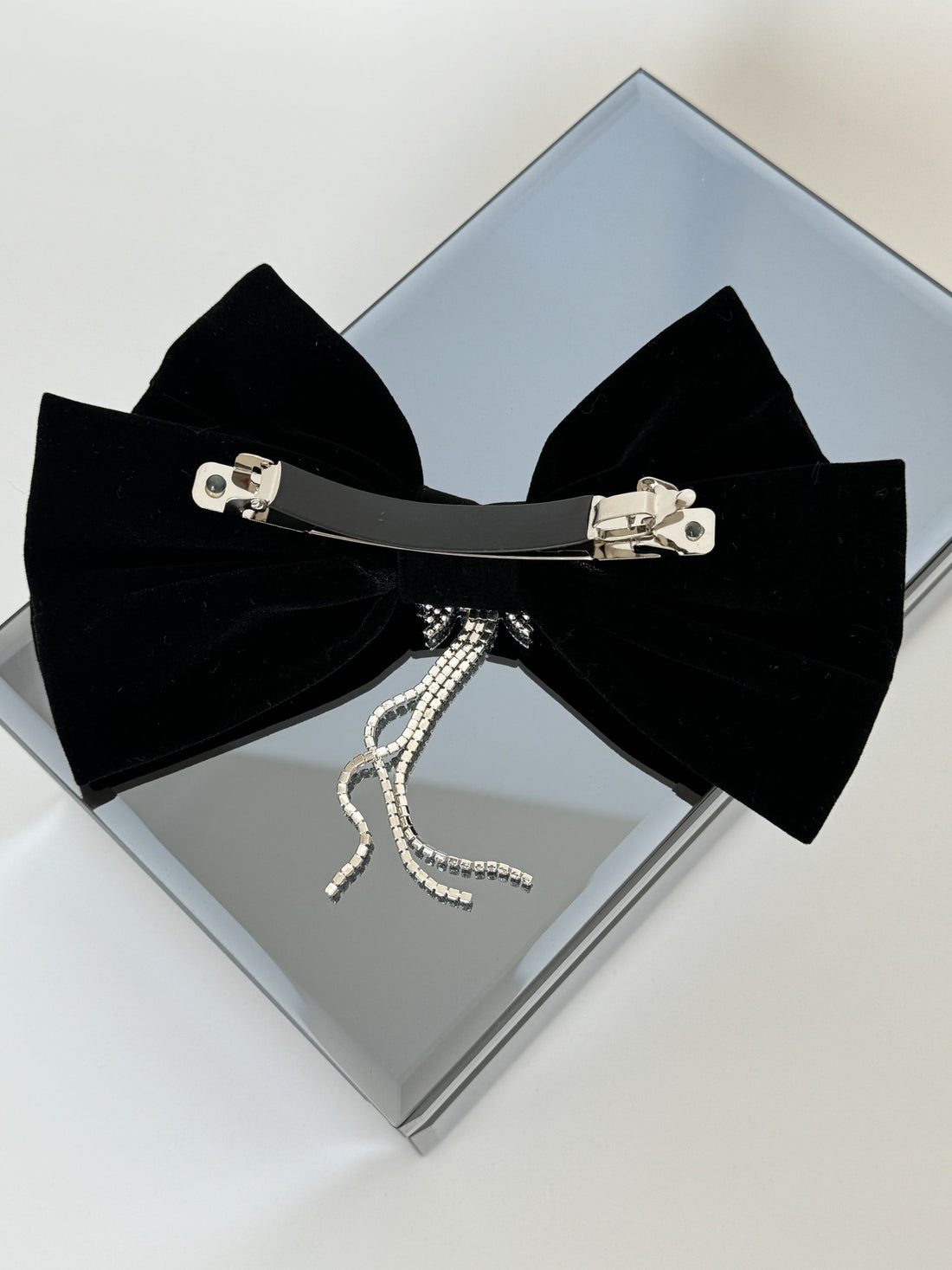 İTHAL SİYAH KADİFE KELEBEK TAŞLI FİYONK TOKA