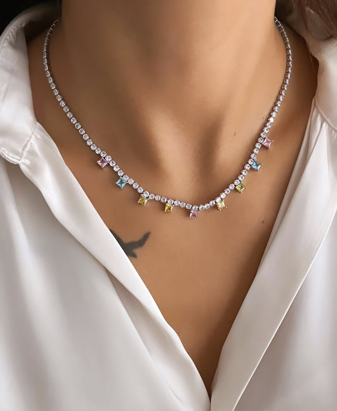 SU YOLU RENKLİ TAŞLI KOLYE