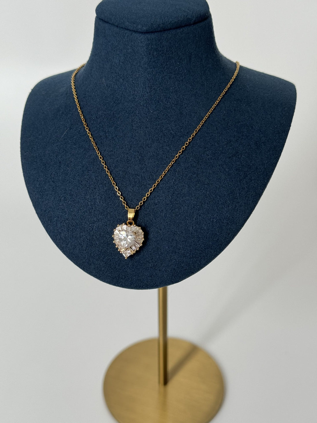 KALP DETAYLI GOLD ÇELİK KOLYE