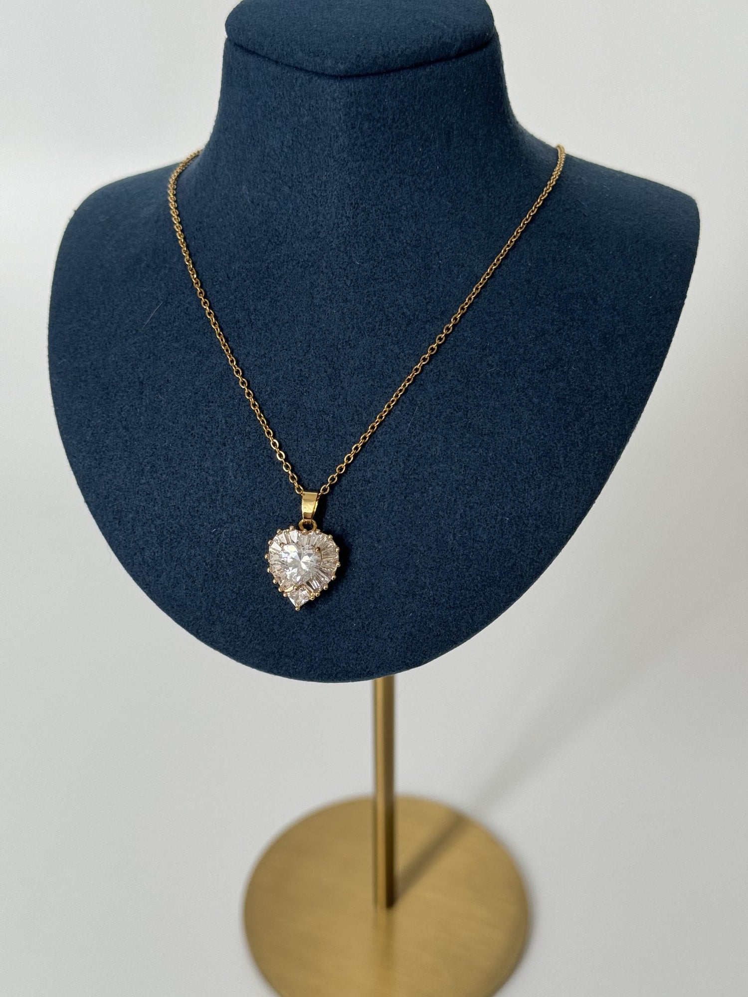 KALP DETAYLI GOLD ÇELİK KOLYE