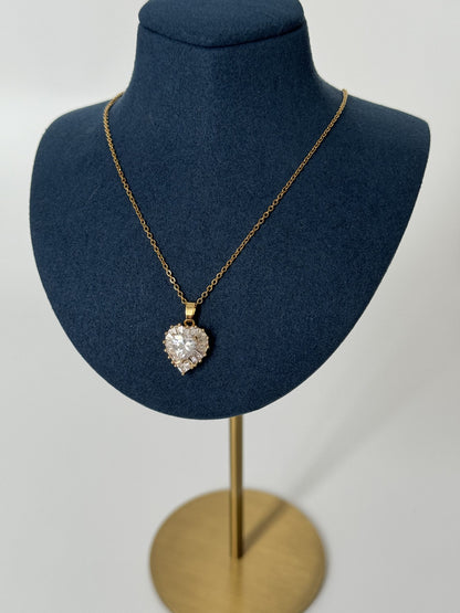 KALP DETAYLI GOLD ÇELİK KOLYE