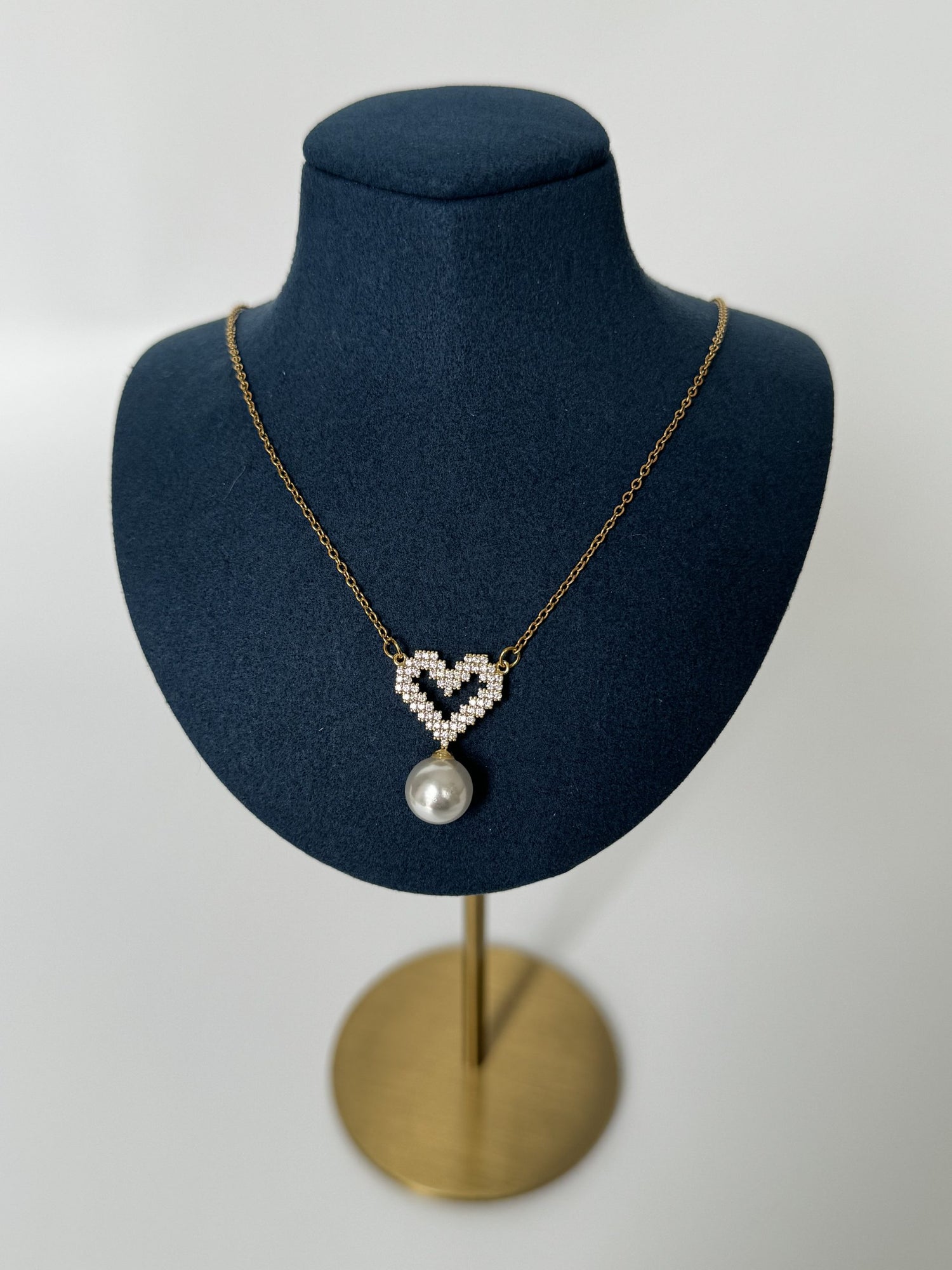 İNCİ DETAYLI GOLD KALPLİ ÇELİK KOLYE