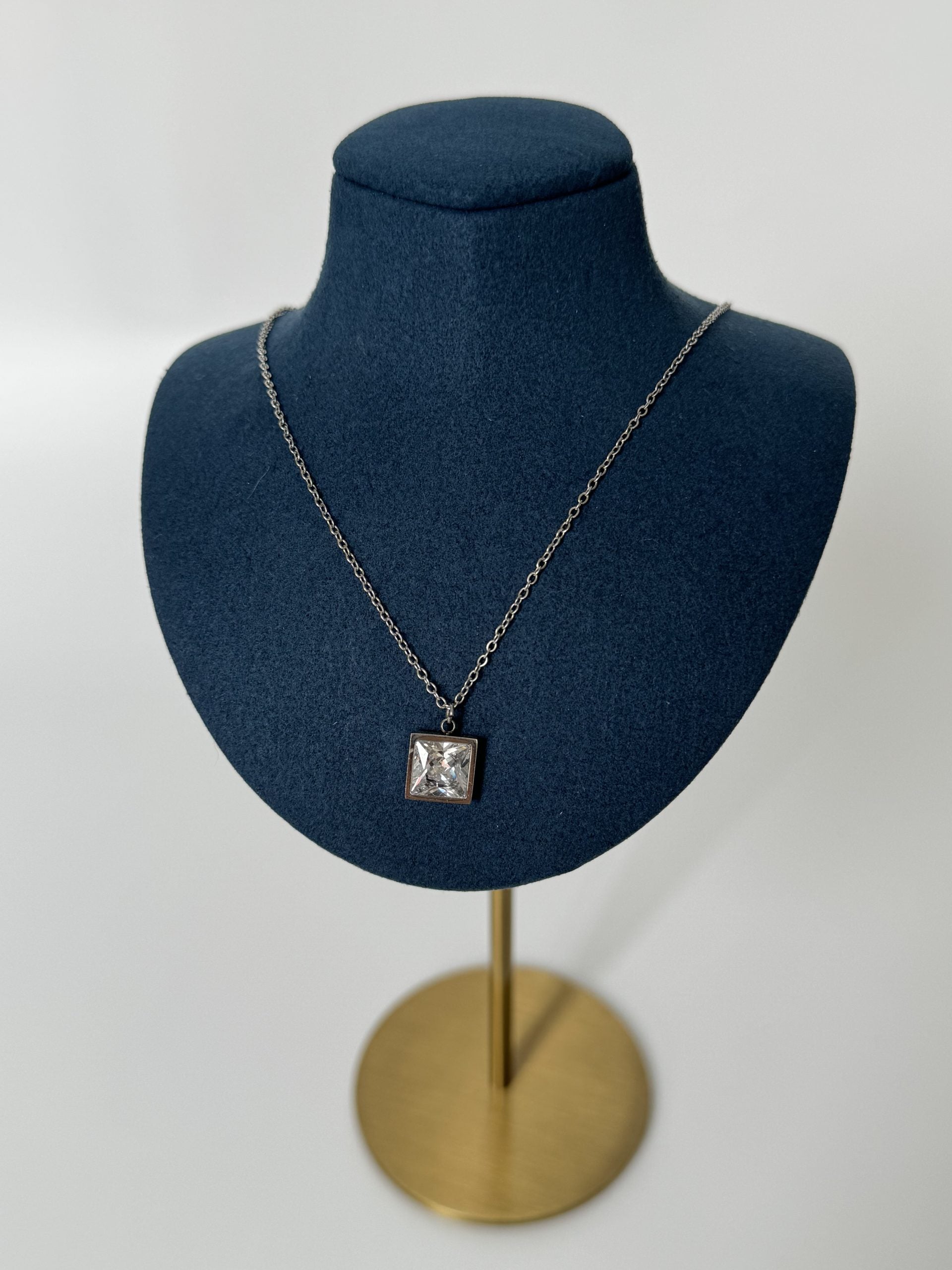 KARE TAŞLI SİLVER ÇELİK KOLYE