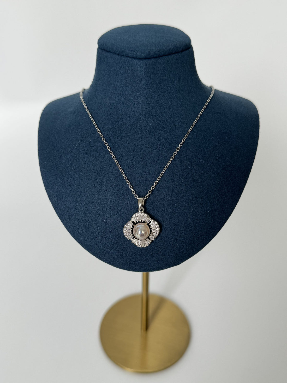 ÇİÇEK DETAYLI SİLVER ÇELİK KOLYE